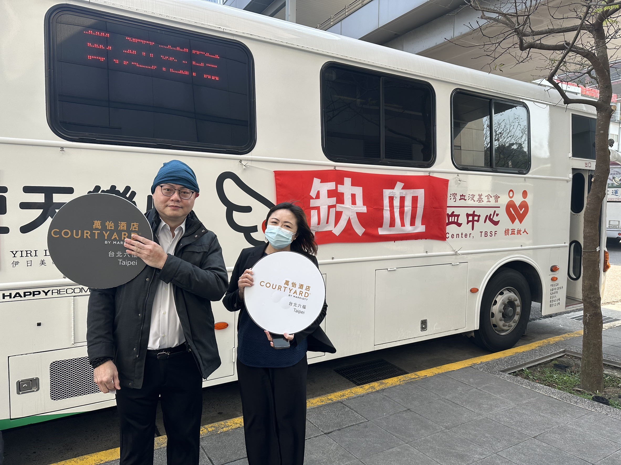 為愛挽袖 港好有你